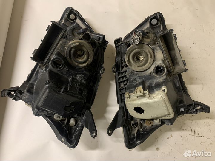 Фара Toyota Avensis II