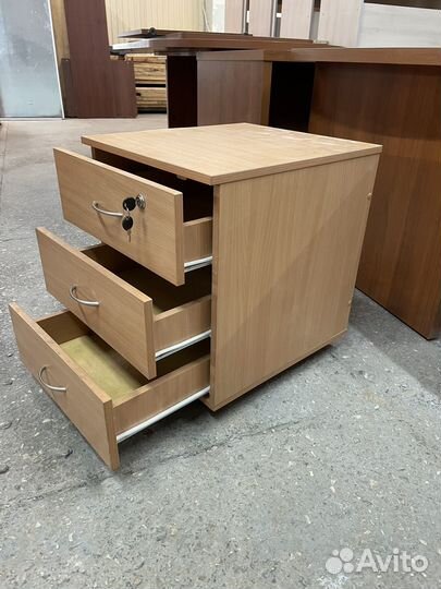 Тумбочки на колесиках