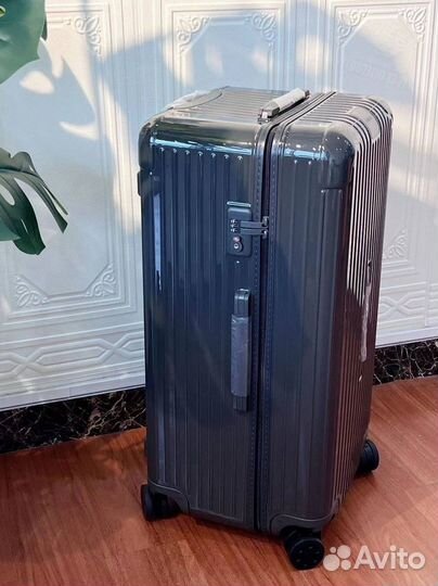 Чемодан на колесах Rimowa Trunk