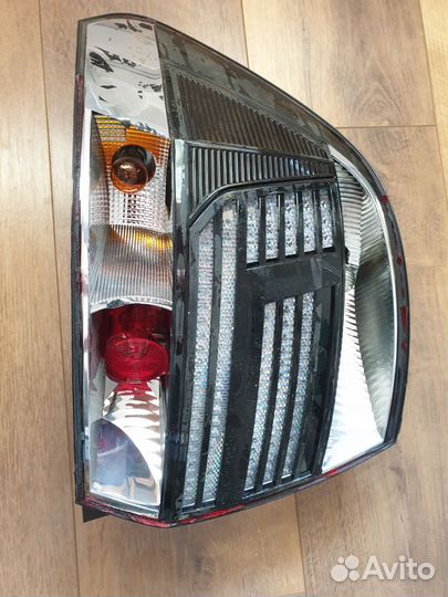 Задняя левая фара на volkswagen polo 5