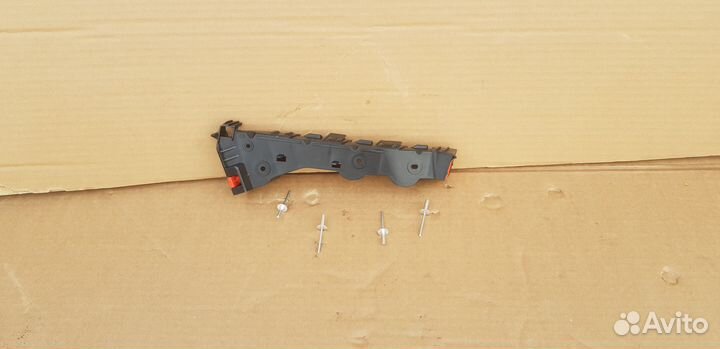 Кронштейн переднего бампера RH Opel Zafira B