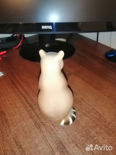 Статуэтка енот стоящий