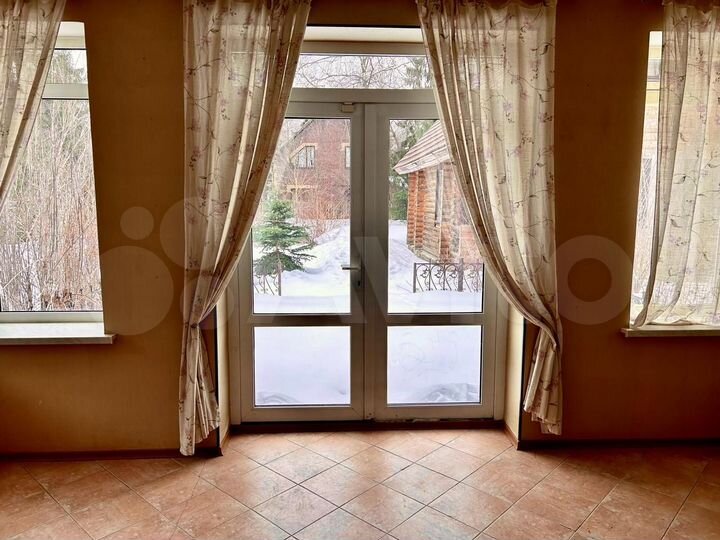 Коттедж 215 м² на участке 14 сот.