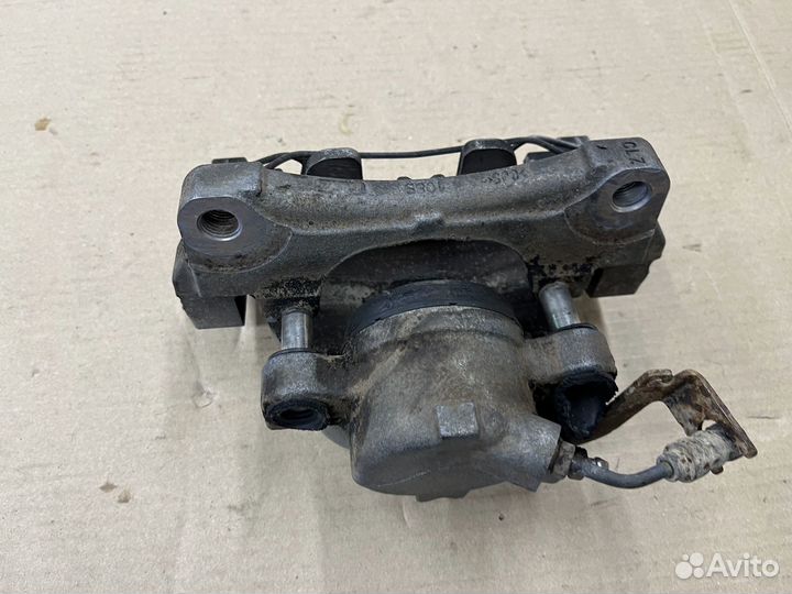 Суппорт со скобой передний правый Ауди А4 Б9