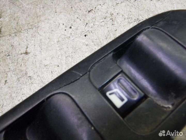 Кнопки стеклоподъемников Peugeot 307