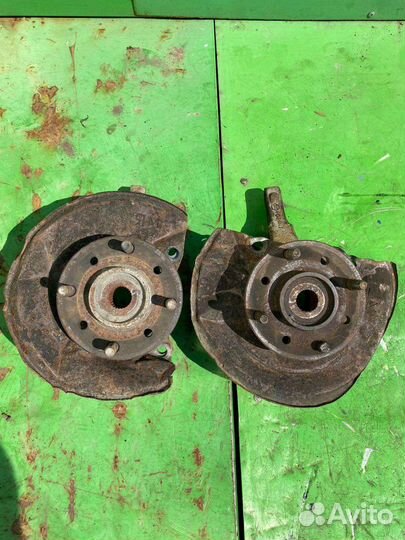 Передний поворотный кулак mitsubishi carisma