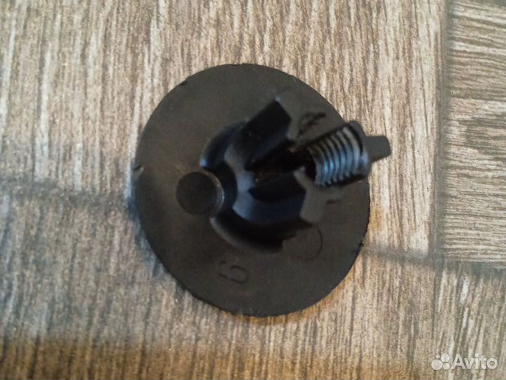 Крепление ковролина переднего пасажира Audi 100 C3