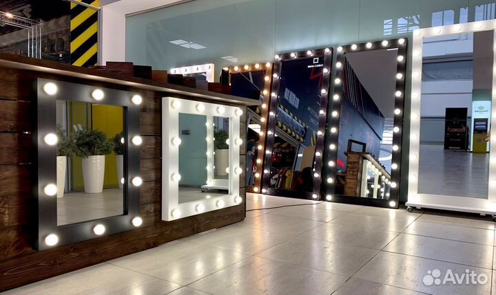 Гримерное зеркало с лампочками