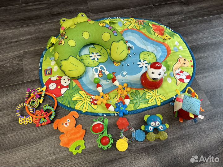 Развивающий коврик с игрушками