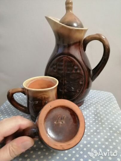 Кувшин глиняный с кружками