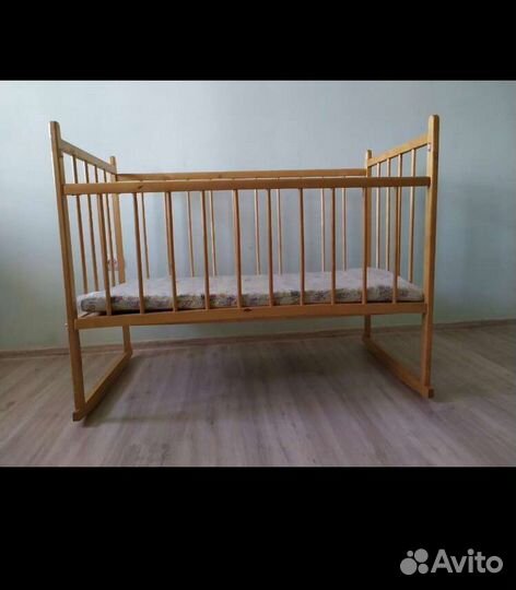 Детская кроватка с маятником и матрасом