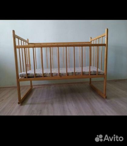 Детская кроватка с маятником и матрасом