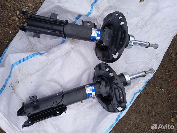 Стойки Hyundai Solaris 2017г перед левая правая