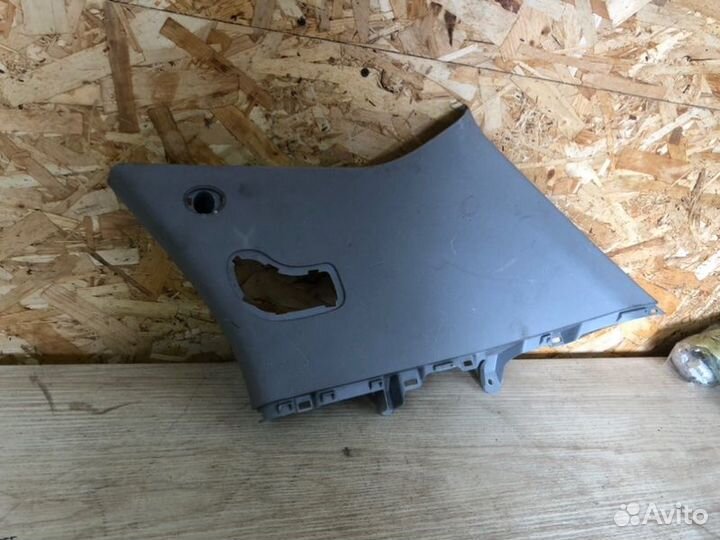 Накладка крышки багажника задняя правая Ssangyong