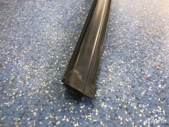 Уплотнитель стекла двери задний левый Ford Fusion