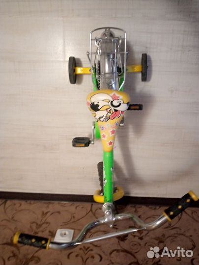 Детский велосипед + два маленьких доп. колеса