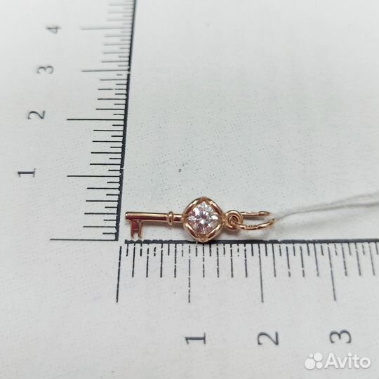 Золотая подвеска с камнем