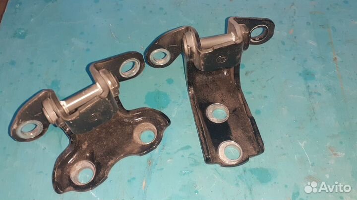 Петли задней левой двери Toyota Land Cruiser 200