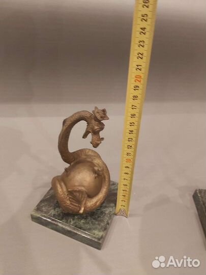 Статуэтка бронзовая змея с яблоком