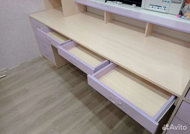 Письменный стол у окна со шкафами в детскую Т0120