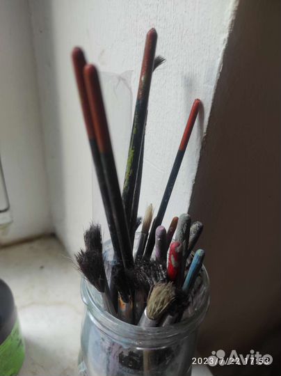 Гуашь и много кистей для рисования