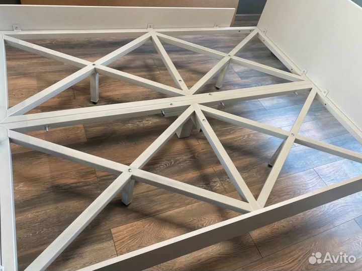 Парящие кровати в ассортименте