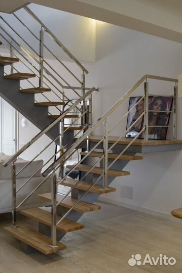 Металлическая лестница на монокосоуре