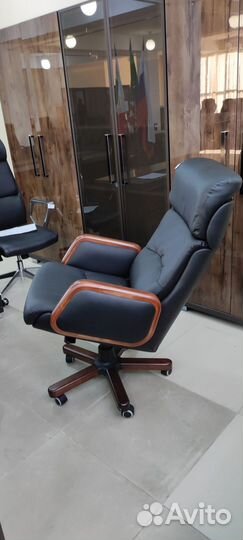 Офисное кресло руководителя