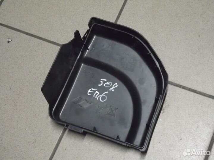 Крышка блока предохранителей Пежо 308