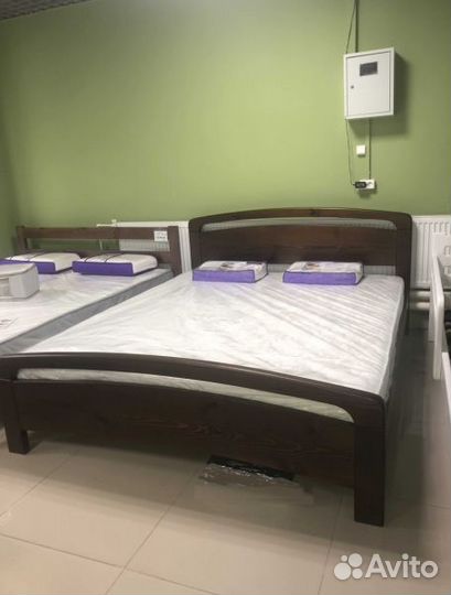 Кровать деревянная