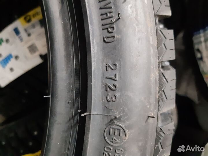 Roadmarch Winter XPro Studs 69 245/40 R18