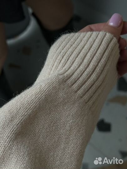 Свитер бежевый 44