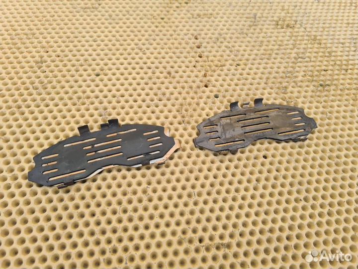 Противоскрипные пластины переднее Nissan M25 M37