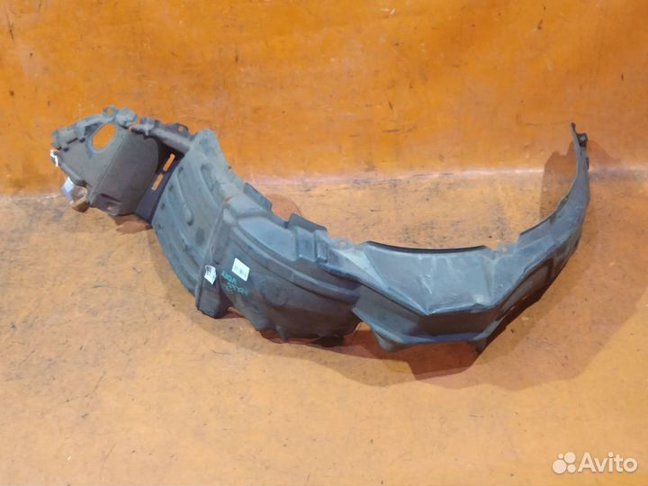 Подкрылок Toyota Voxy AZR60G (Переднее Правое)