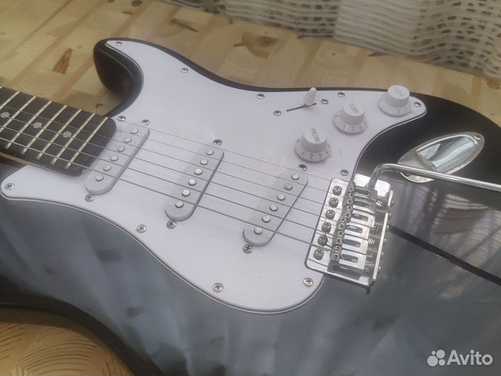 Электро гитара стратокастер черно белая