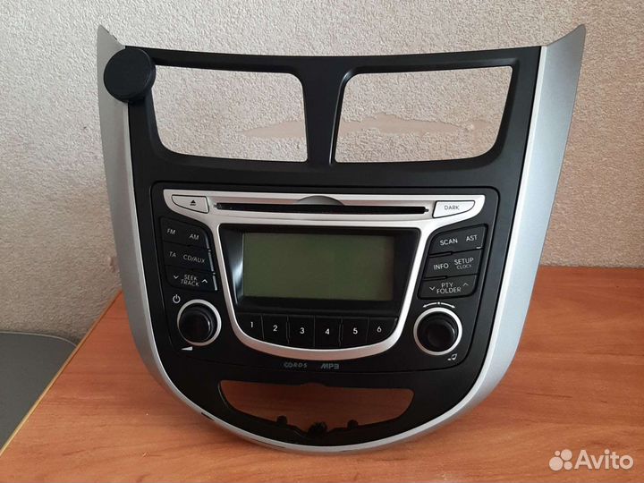 Продам штатную магнитолу с рамкой