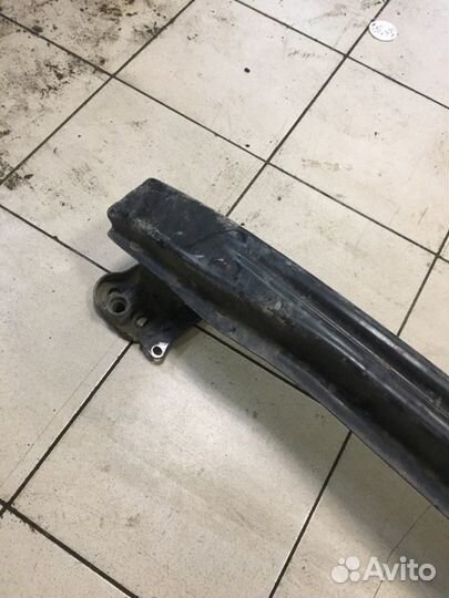 Усилитель бампера передний Volkswagen Golf Plus 5