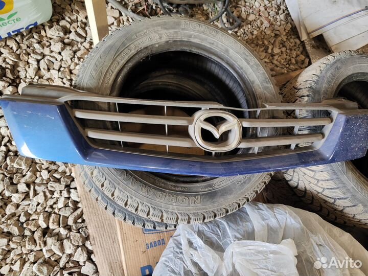 Решетка радиатора Мазда Демио