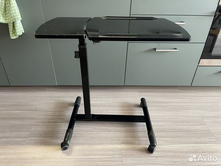 Столик на колесиках компьютерный