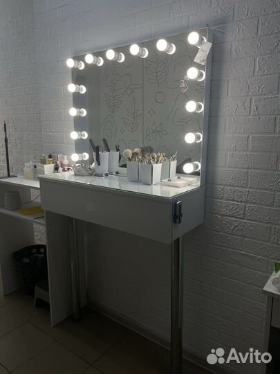 Гримерный стол с лампочками