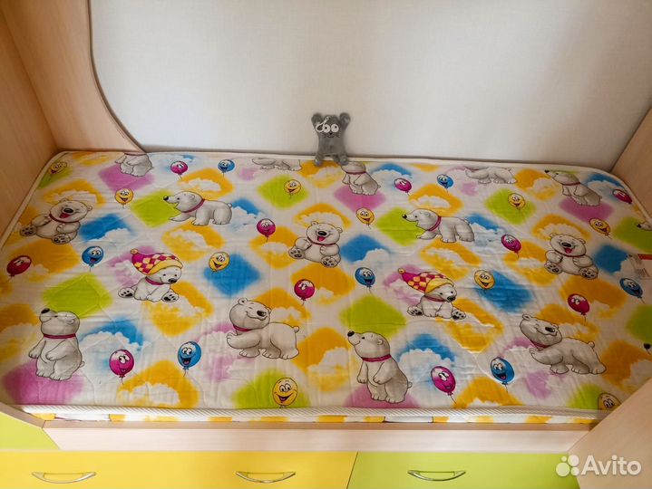 Двухъярусная кровать с матрасами и шкаф комплект