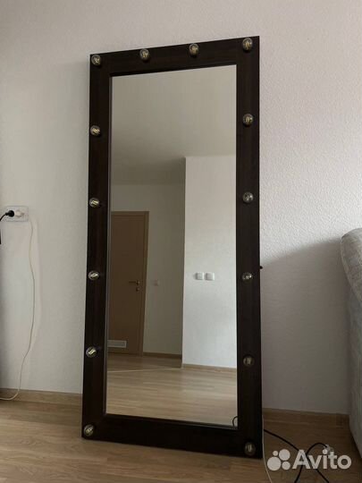 Гримерное зеркало с лампочками