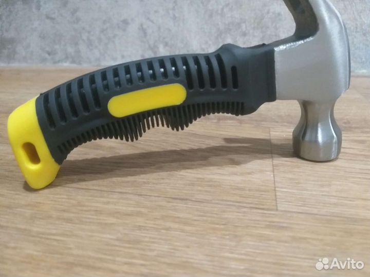 Молоток маленький, компактный, немного покоцанный