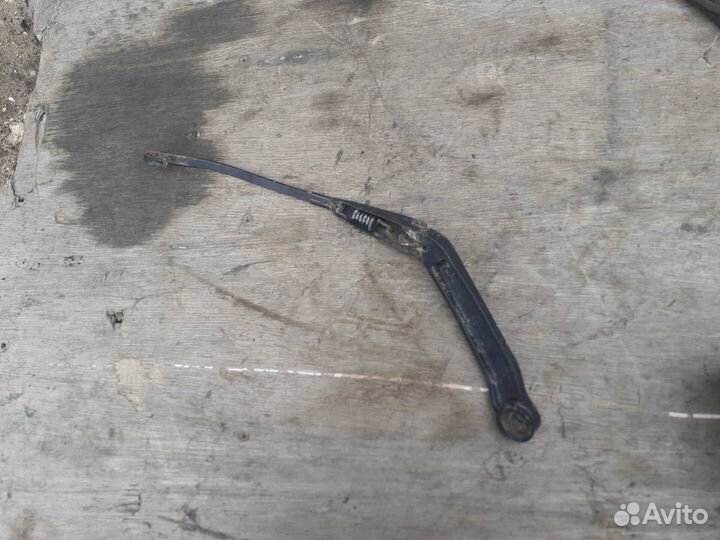 Поводок стеклоочистителя задний Nissan Elgrand