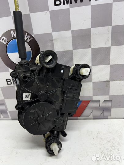 Привод автодоводчика сзади слева BMW G70 9451851