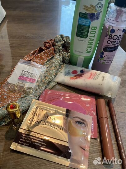 Набор косметики и аксессуаров