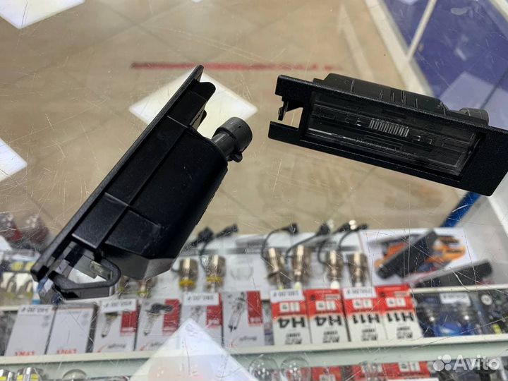 Плафон освещения номерного знака Opel Astra