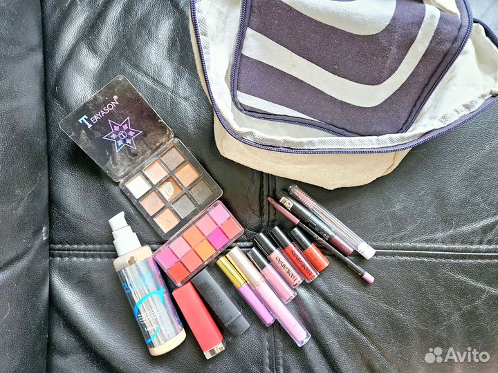 Набор косметики пакетом бу плюс косметичка