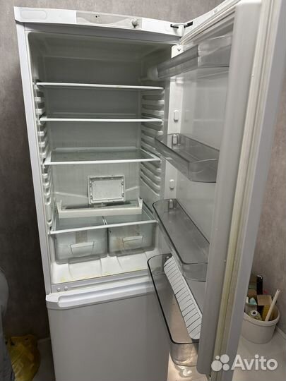 Холодильник хотпоинт Аристон