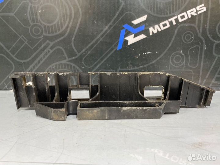 Крепление аккумулятора Audi A4 B6 ASN 2004